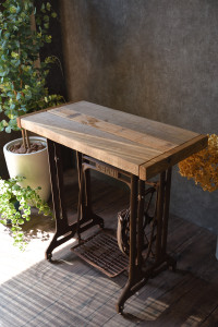 アンティークミシン脚と流木天板のテーブル